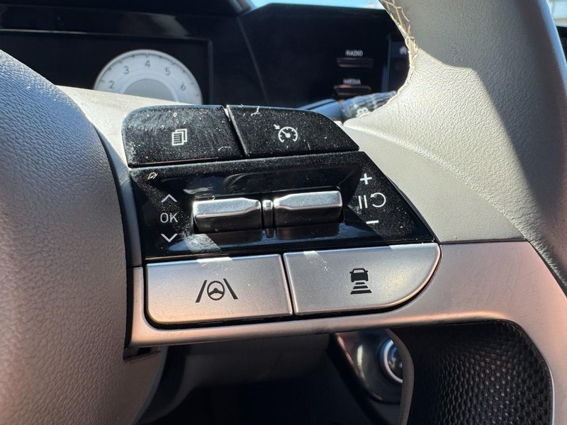 Hyundai Elantra Vehicle Image 18