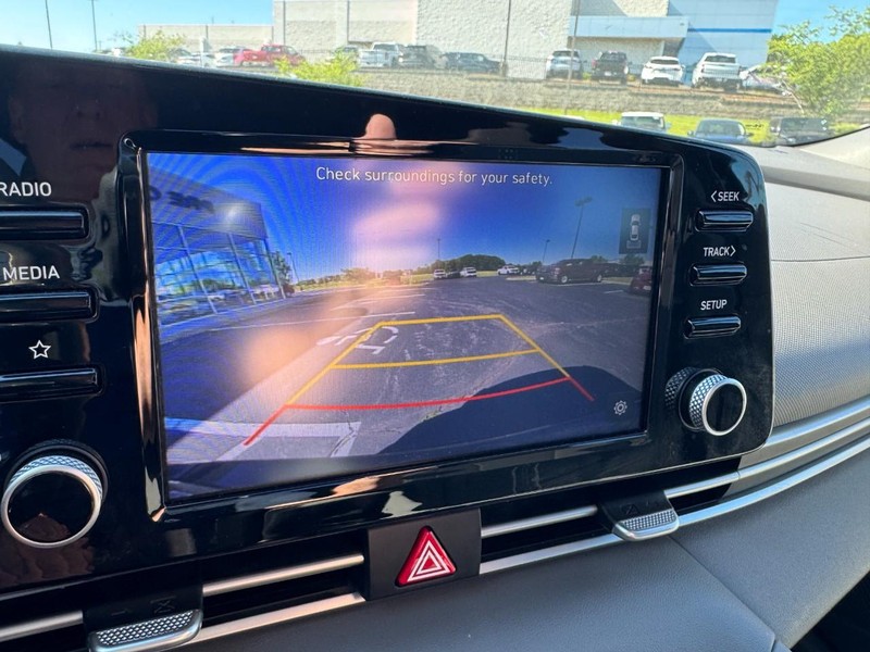 Hyundai Elantra Vehicle Image 21