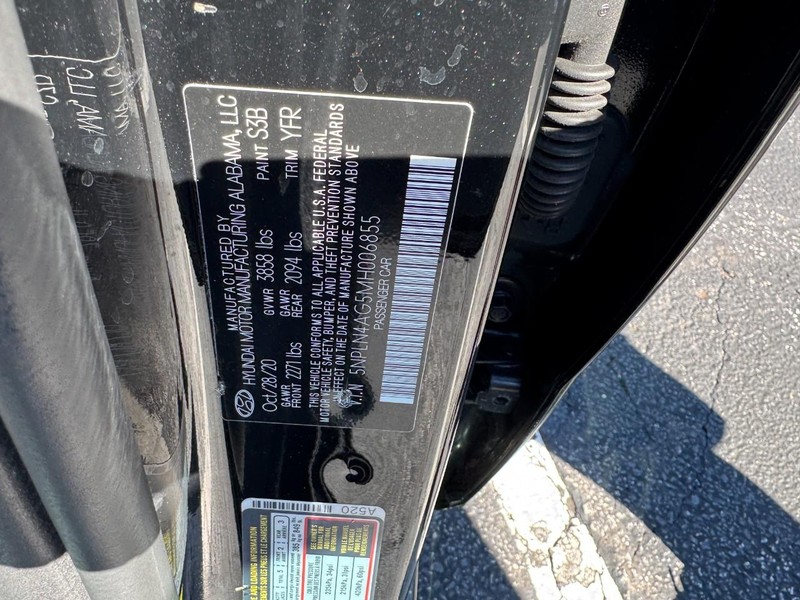 Hyundai Elantra Vehicle Image 24