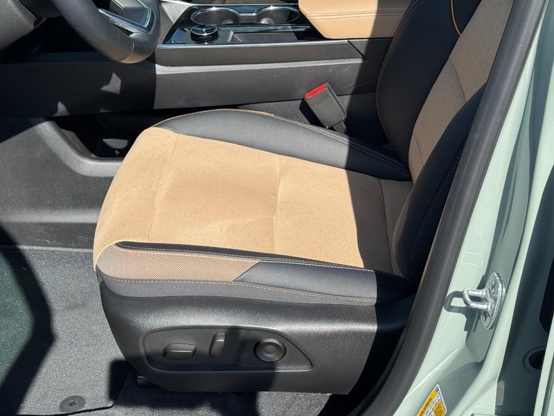 Chevrolet Equinox Vehicle Image 09