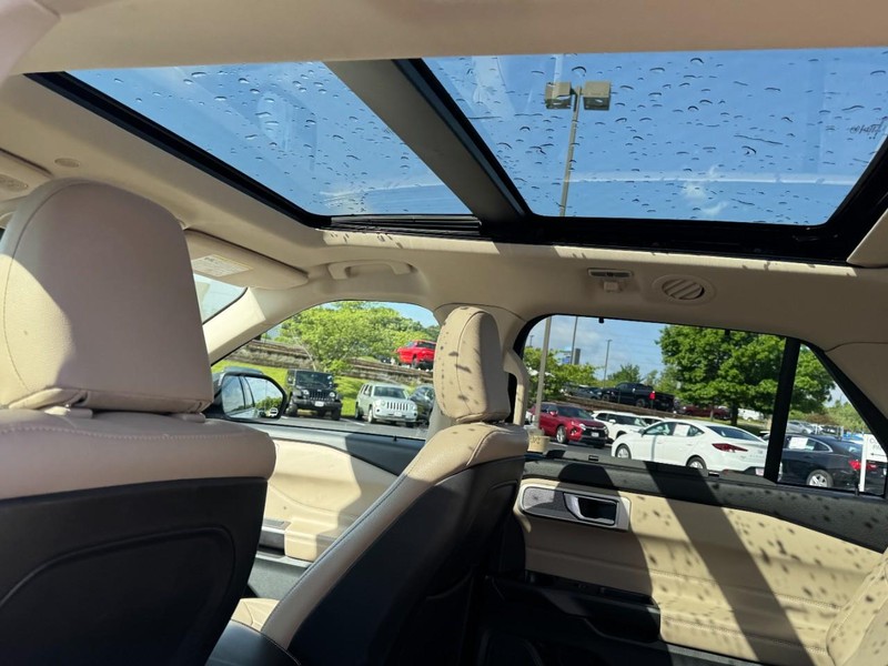 Ford Explorer Vehicle Image 12