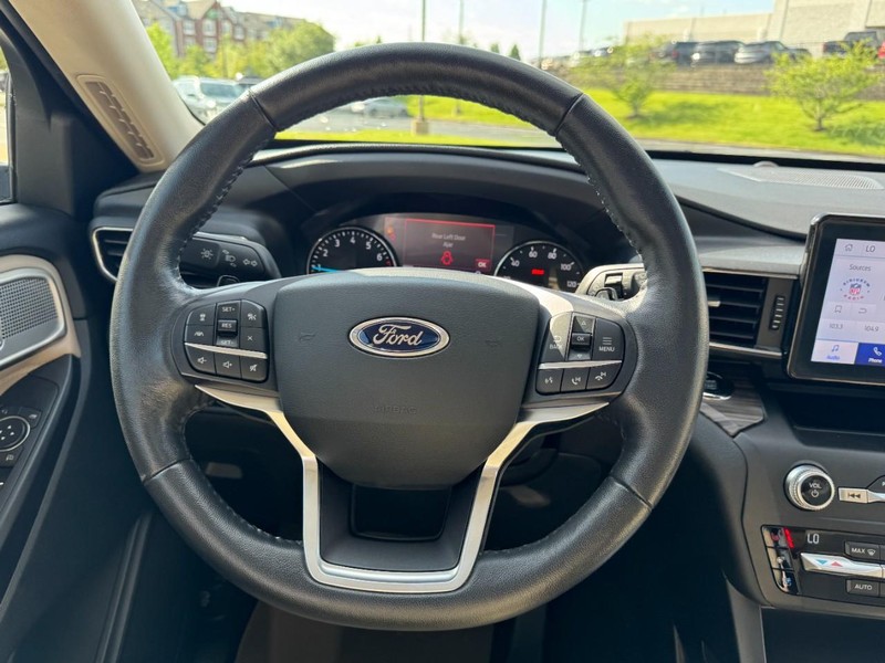 Ford Explorer Vehicle Image 14