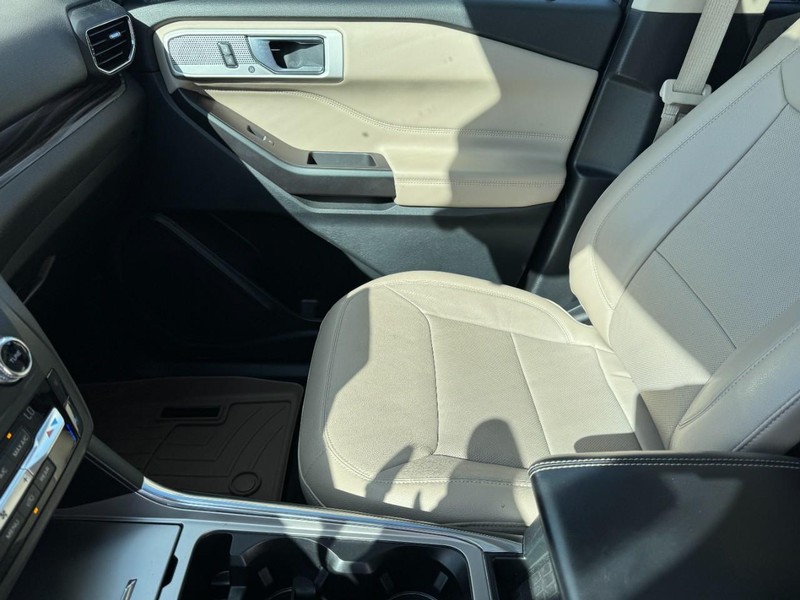 Ford Explorer Vehicle Image 15