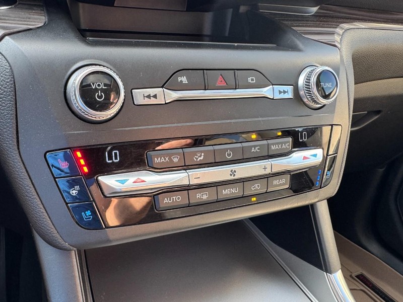 Ford Explorer Vehicle Image 20