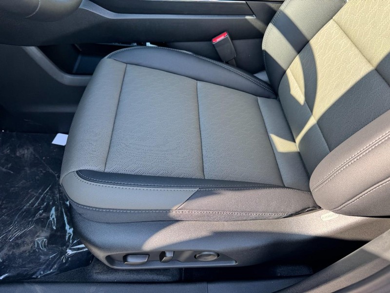 Chevrolet Equinox Vehicle Image 09