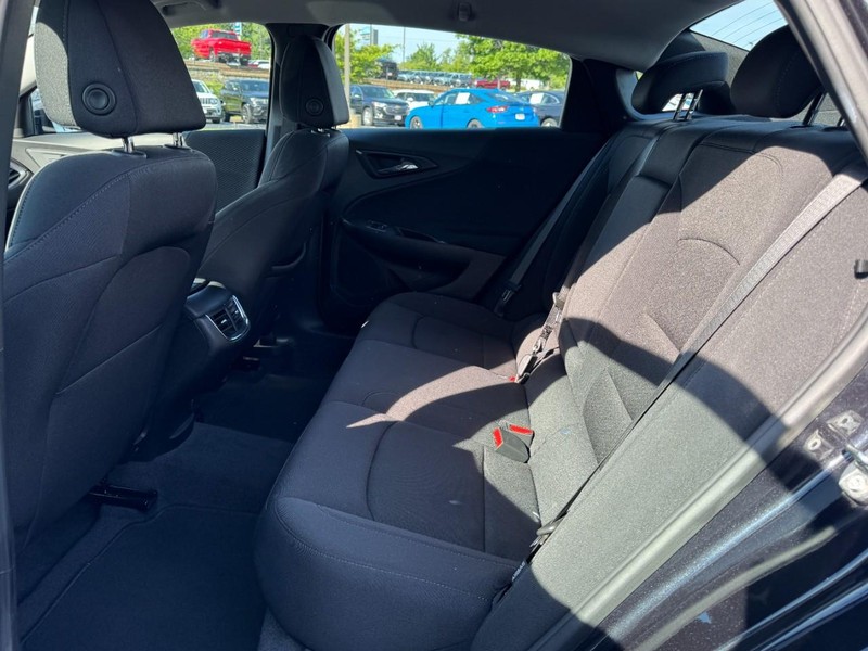 Chevrolet Malibu Vehicle Image 10