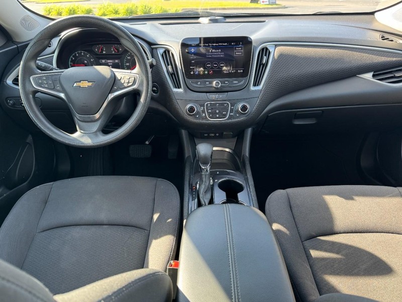Chevrolet Malibu Vehicle Image 11