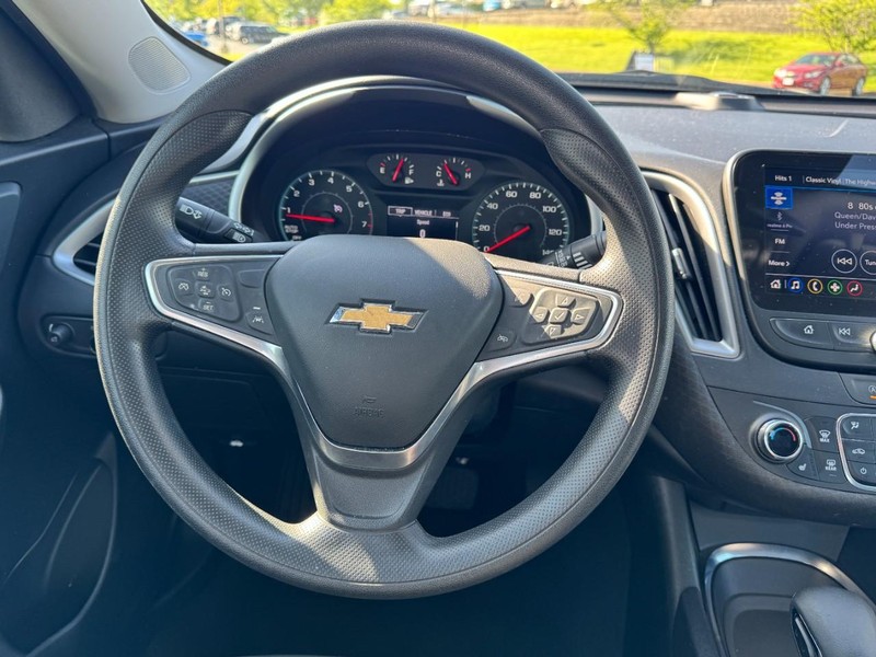 Chevrolet Malibu Vehicle Image 12
