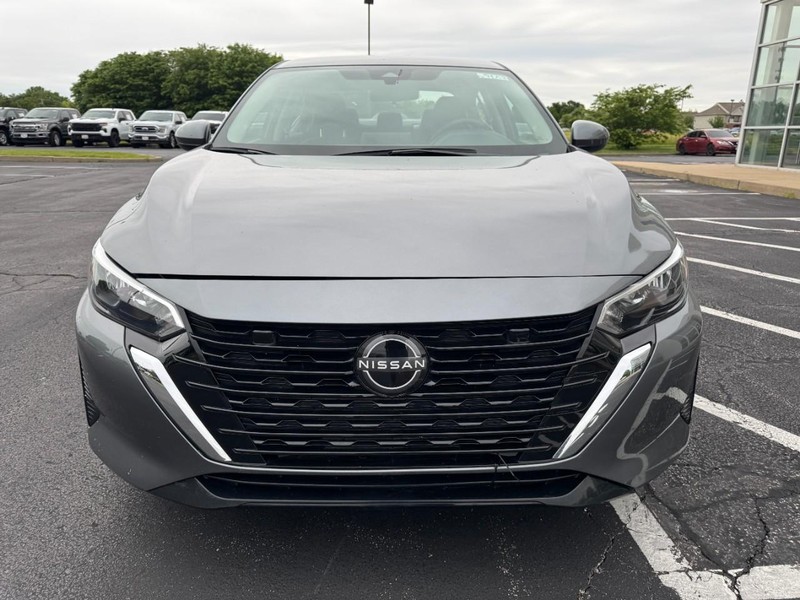 Nissan Sentra Vehicle Image 09
