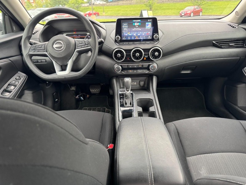 Nissan Sentra Vehicle Image 11
