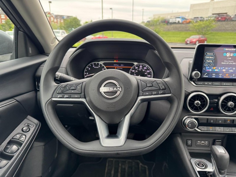 Nissan Sentra Vehicle Image 12