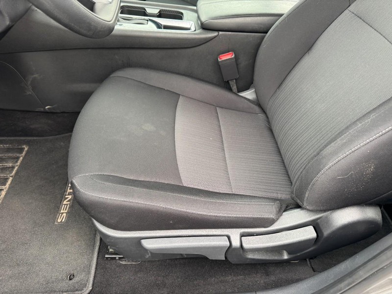 Nissan Sentra Vehicle Image 14