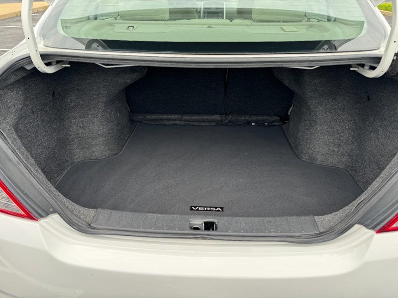 Nissan Versa Vehicle Image 06
