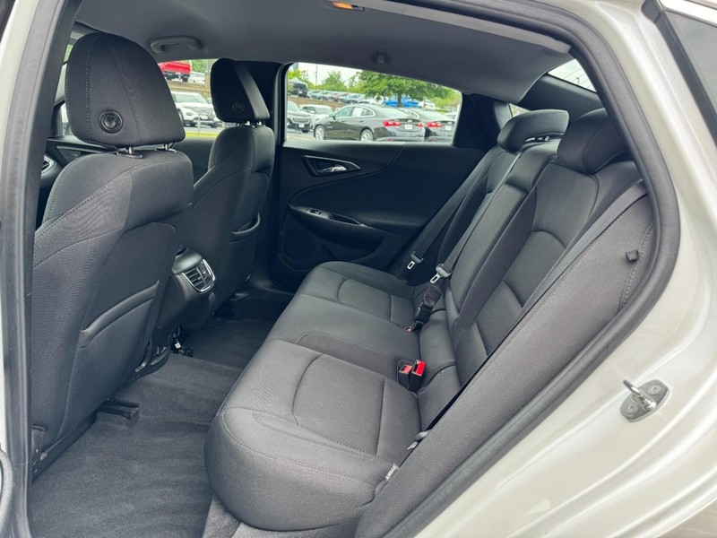Chevrolet Malibu Vehicle Image 10