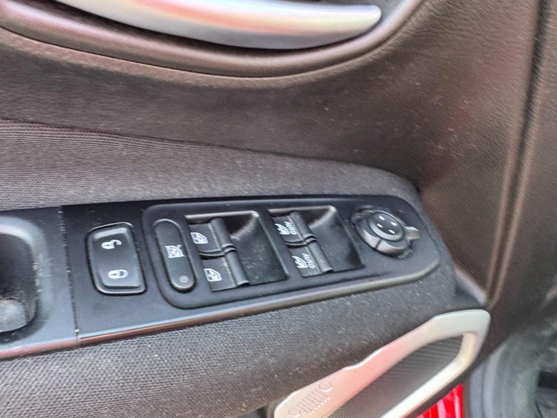 Jeep Renegade Vehicle Image 15