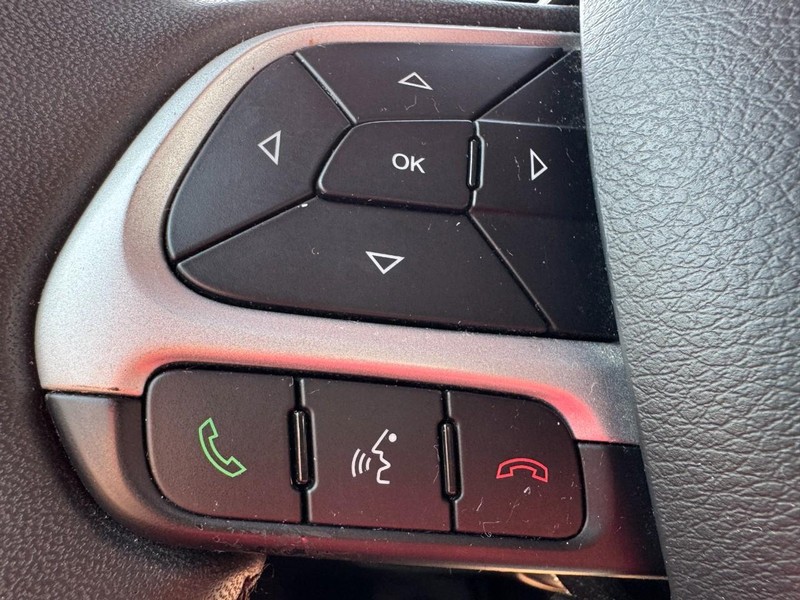 Jeep Renegade Vehicle Image 16