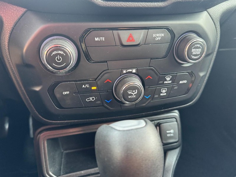 Jeep Renegade Vehicle Image 18