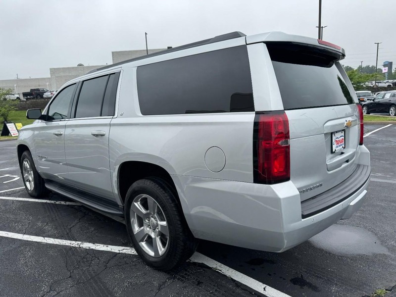 Chevrolet Suburban Vehicle Image 05