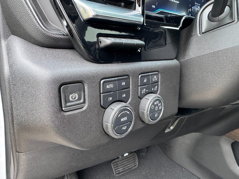 Chevrolet Silverado 3500HD Vehicle Image 12