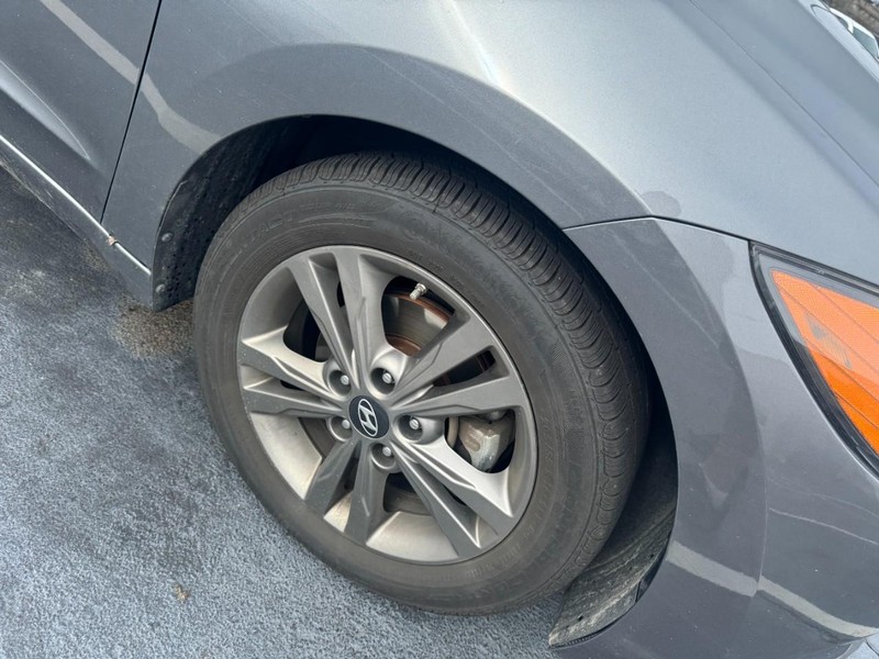 Hyundai Elantra Vehicle Image 05