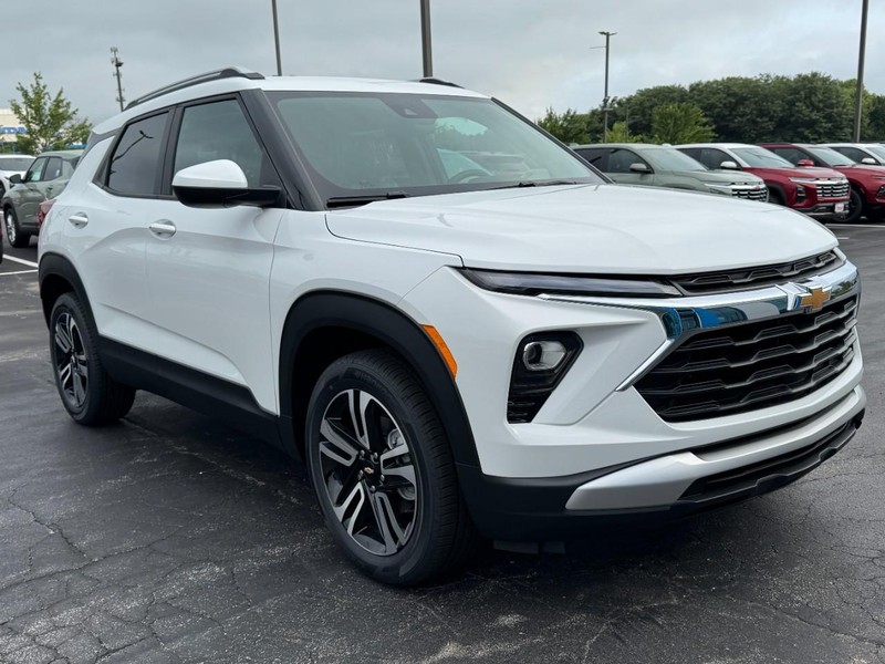 Chevrolet TrailBlazer Vehicle Image 02