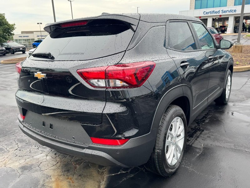Chevrolet TrailBlazer Vehicle Image 03