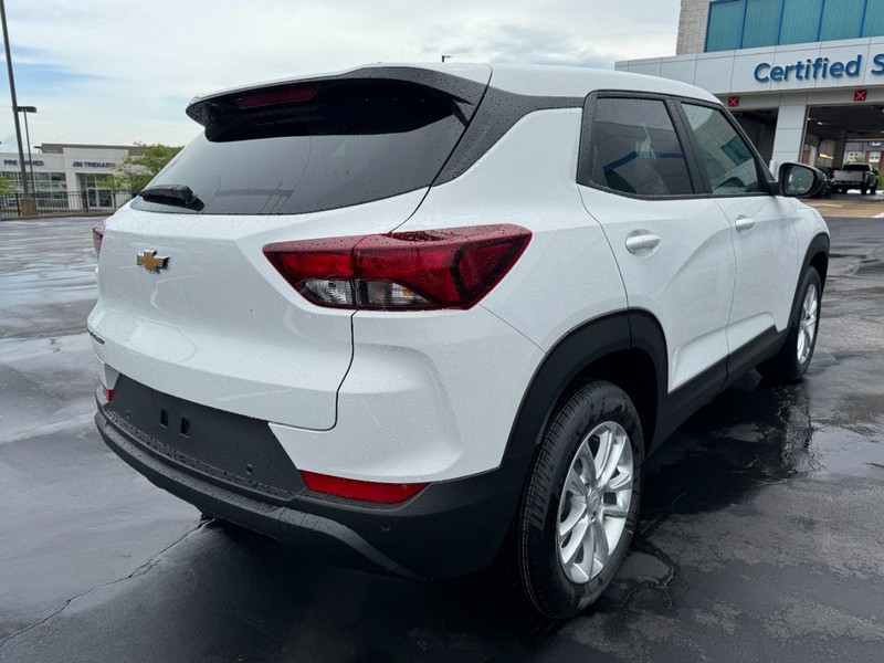 Chevrolet TrailBlazer Vehicle Image 03