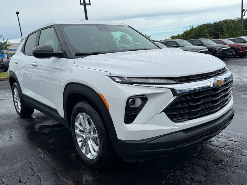 Chevrolet TrailBlazer Vehicle Image 02