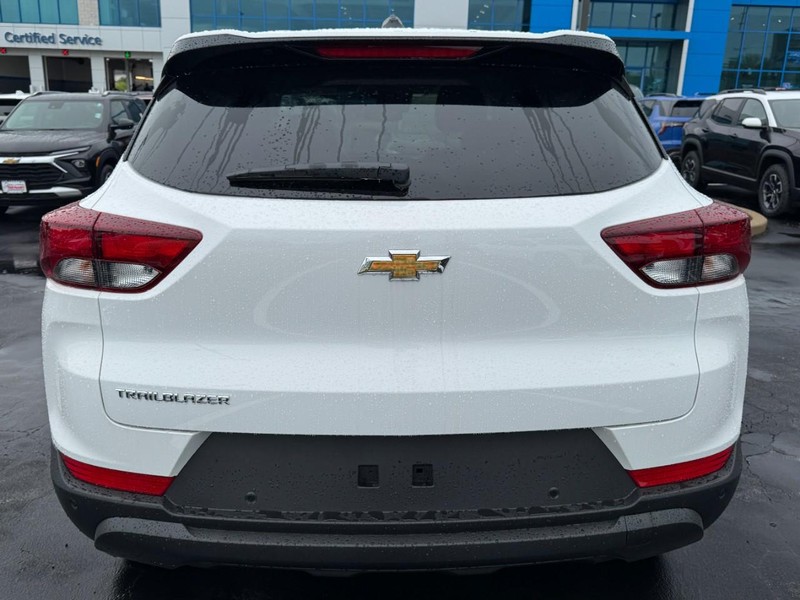 Chevrolet TrailBlazer Vehicle Image 04