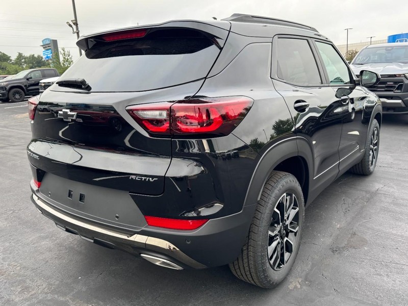 Chevrolet TrailBlazer Vehicle Image 03