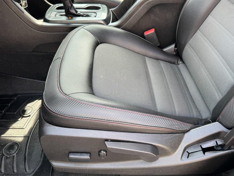 GMC Canyon Vehicle Image 14
