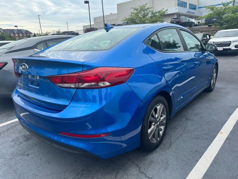 Hyundai Elantra Vehicle Image 04