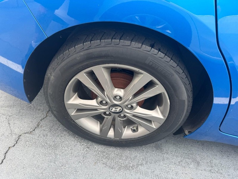 Hyundai Elantra Vehicle Image 05