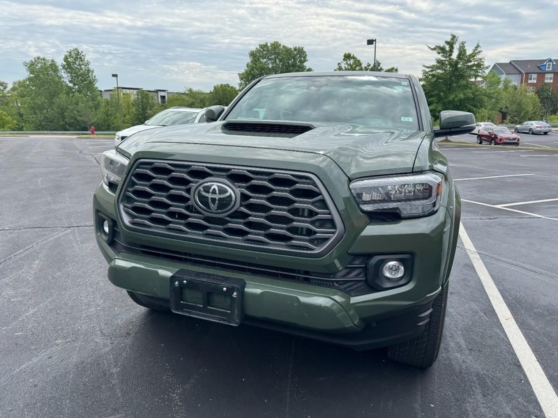 Toyota Tacoma 4WD Vehicle Image 02