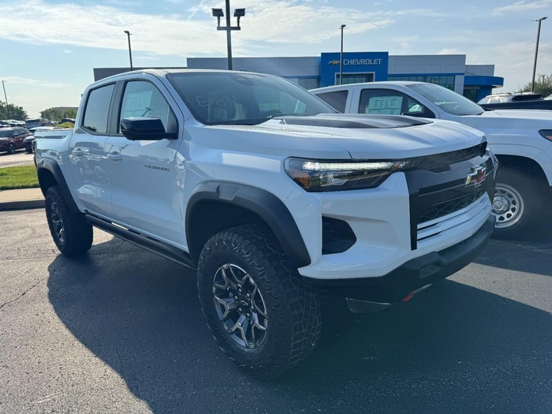 Chevrolet Colorado Vehicle Image 02