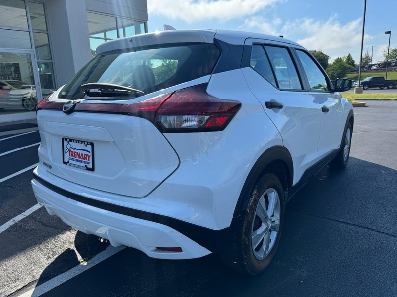 Nissan Kicks Vehicle Image 03