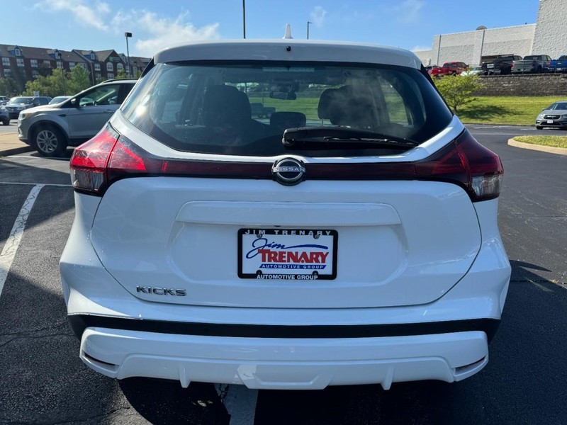 Nissan Kicks Vehicle Image 04