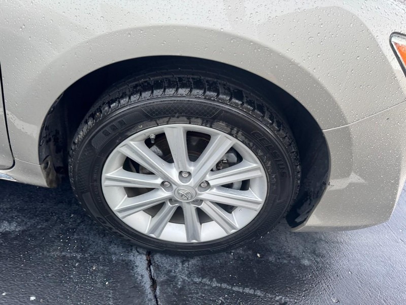 Toyota Camry Hybrid Vehicle Image 05