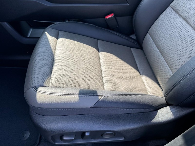 Chevrolet Equinox Vehicle Image 09
