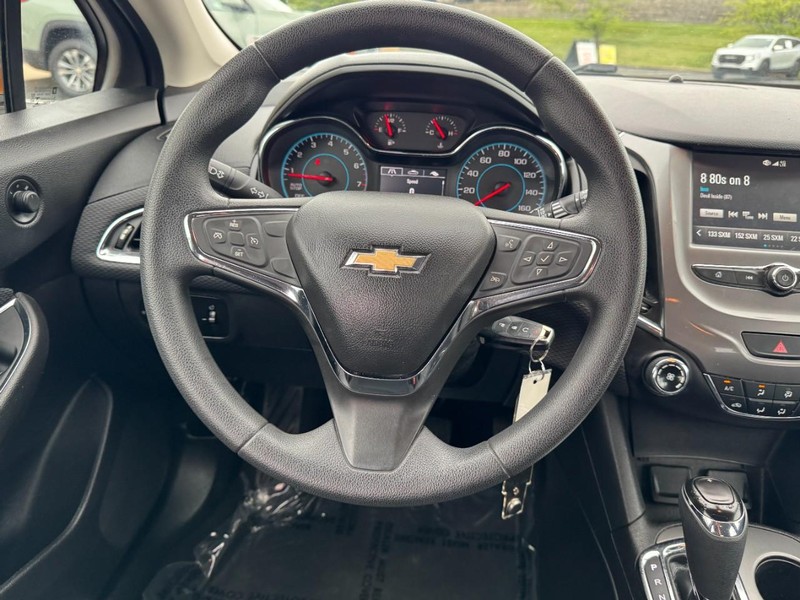 Chevrolet Cruze Vehicle Image 12