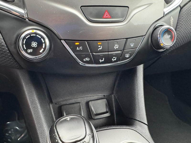 Chevrolet Cruze Vehicle Image 18