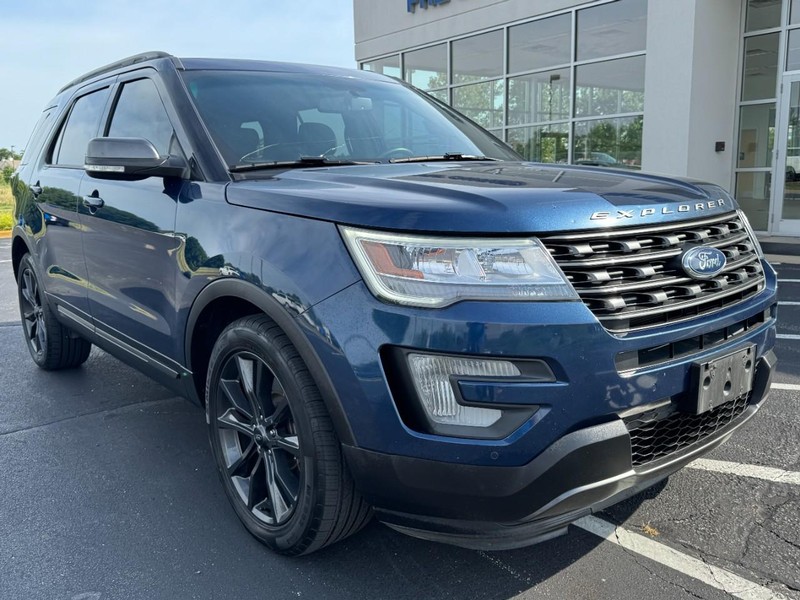 Ford Explorer Vehicle Image 02