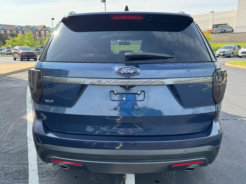Ford Explorer Vehicle Image 04