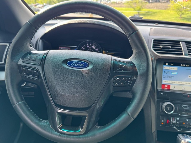 Ford Explorer Vehicle Image 13