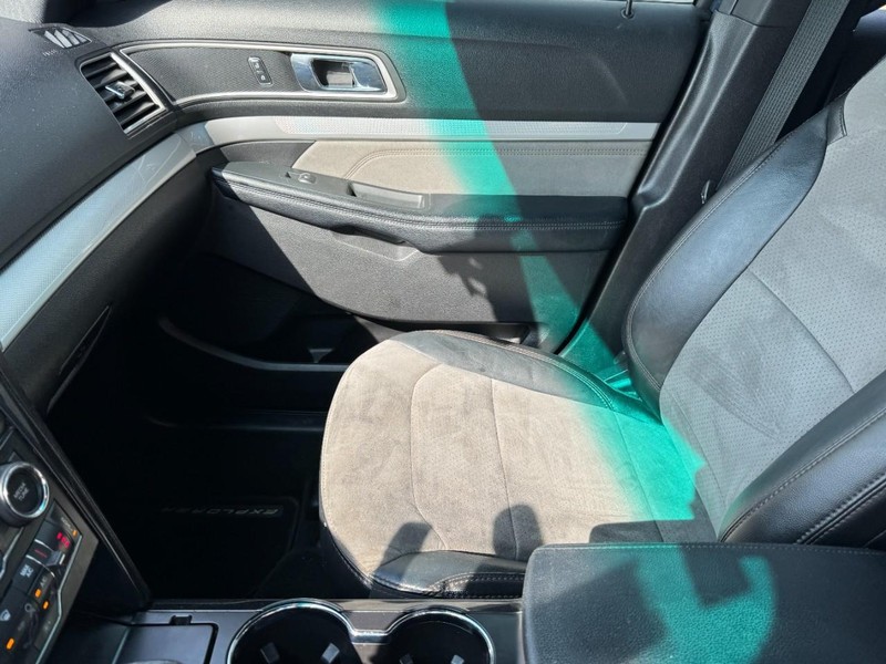 Ford Explorer Vehicle Image 14