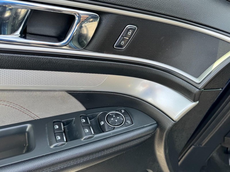 Ford Explorer Vehicle Image 16