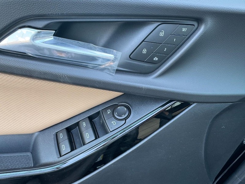 Chevrolet Equinox Vehicle Image 11