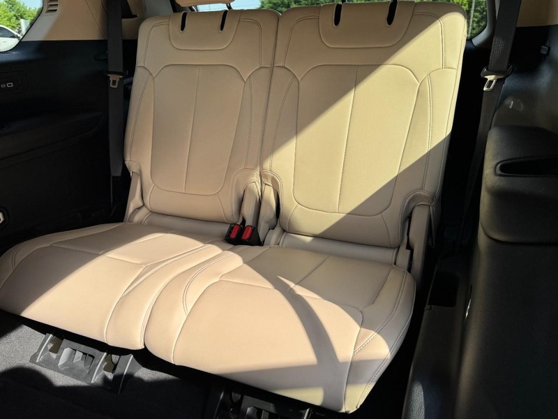 Jeep Grand Cherokee L Vehicle Image 10