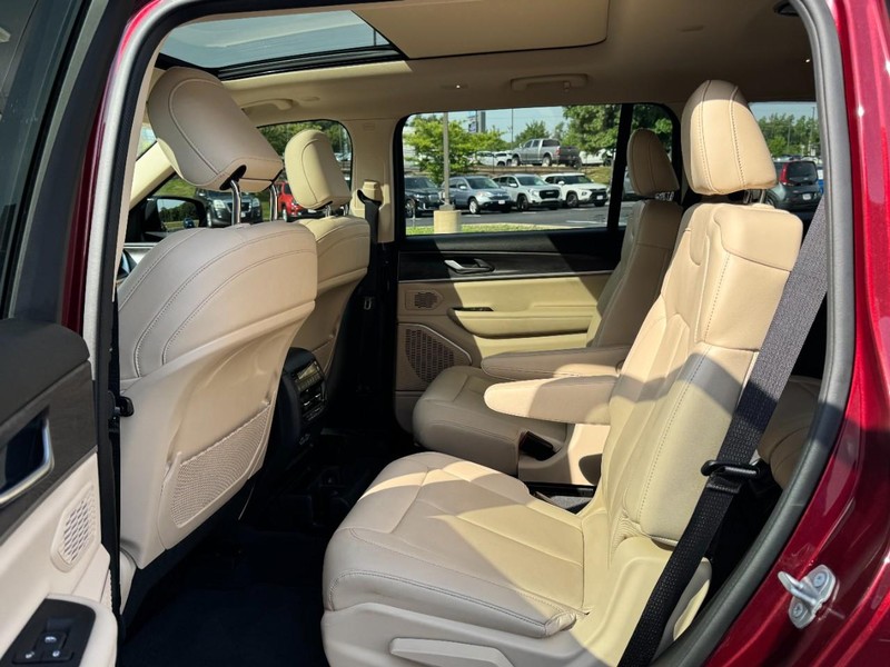 Jeep Grand Cherokee L Vehicle Image 11