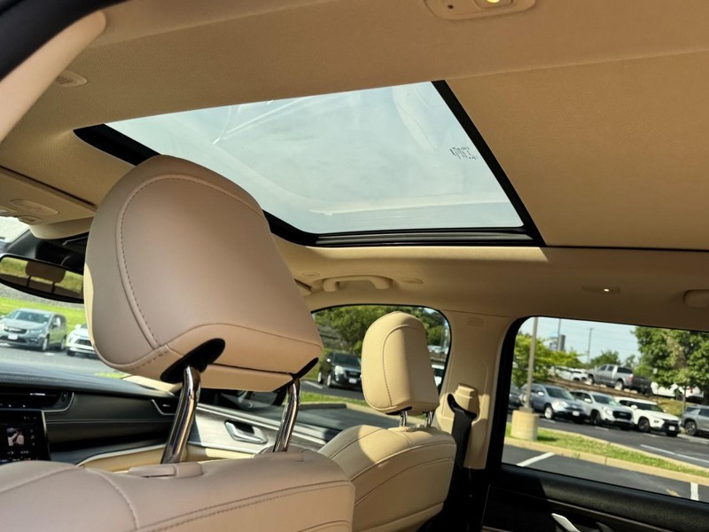 Jeep Grand Cherokee L Vehicle Image 12